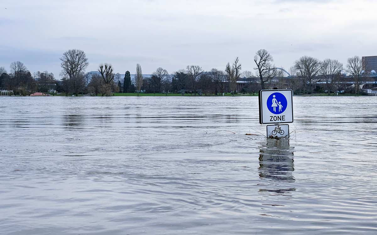 So schützen sich Unternehmen vor Extrem­wetter­ereignissen