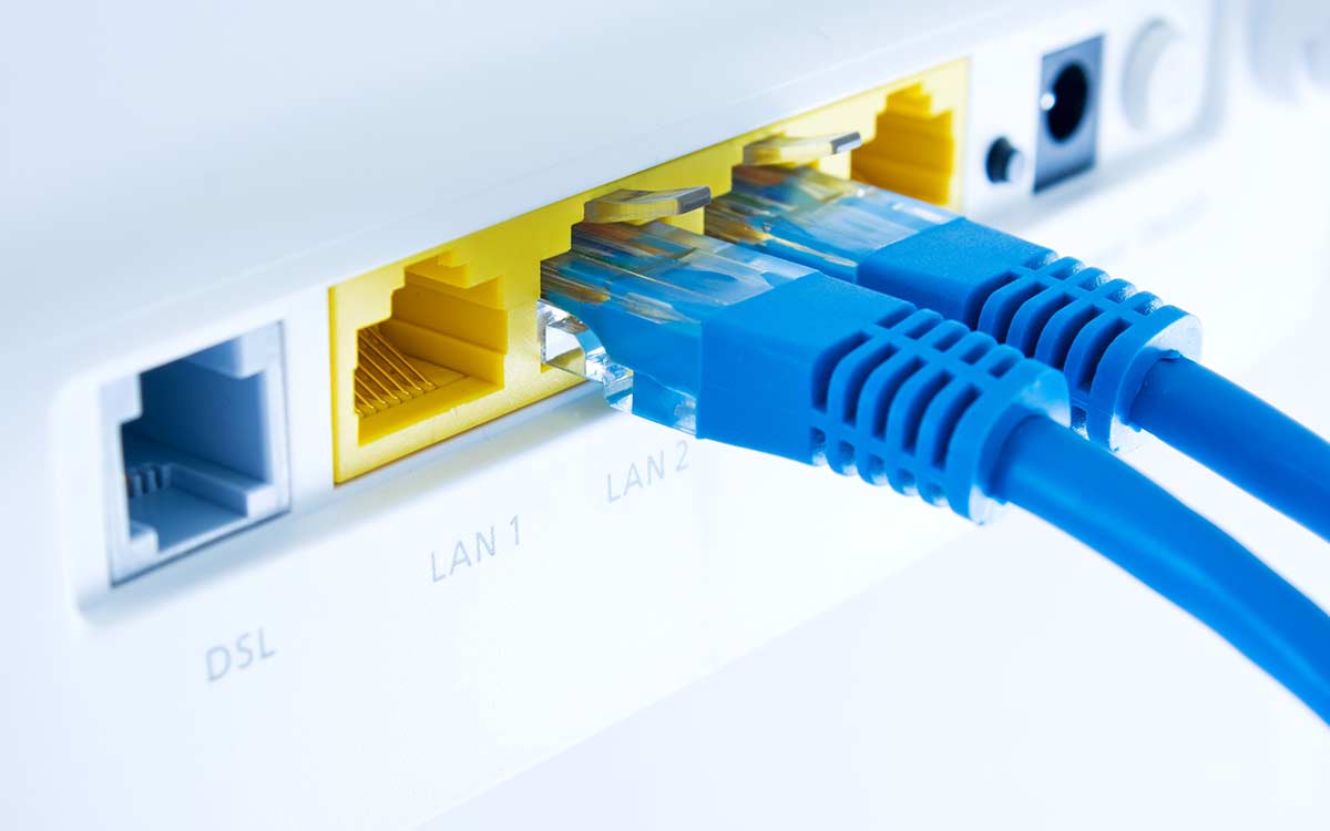 DSL-Router mit Netzwerkkabeln