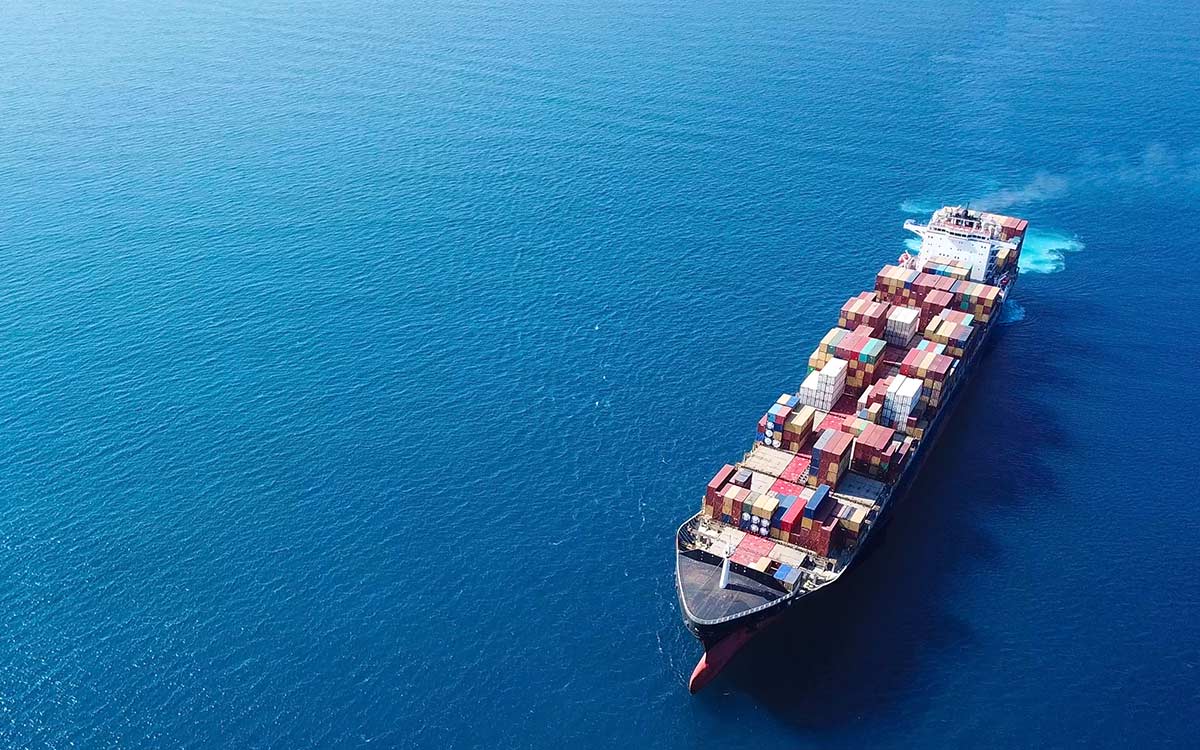 Containerschiff auf dem Meer