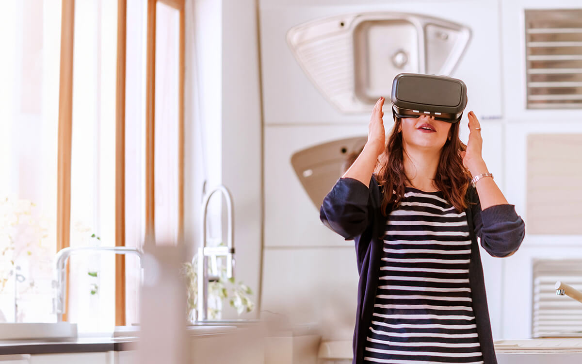 Frau nutzt ein Virtual-Reality-Headset