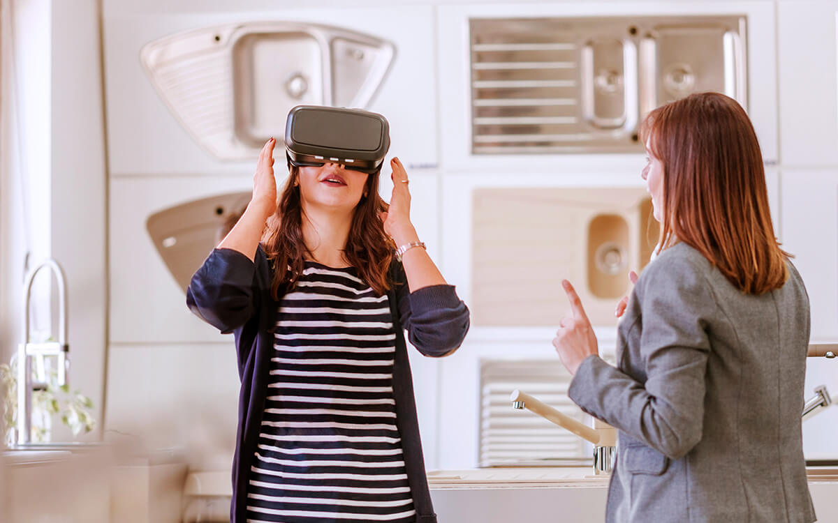 Eine Frau nutzt ein Virtual-Reality-Headset