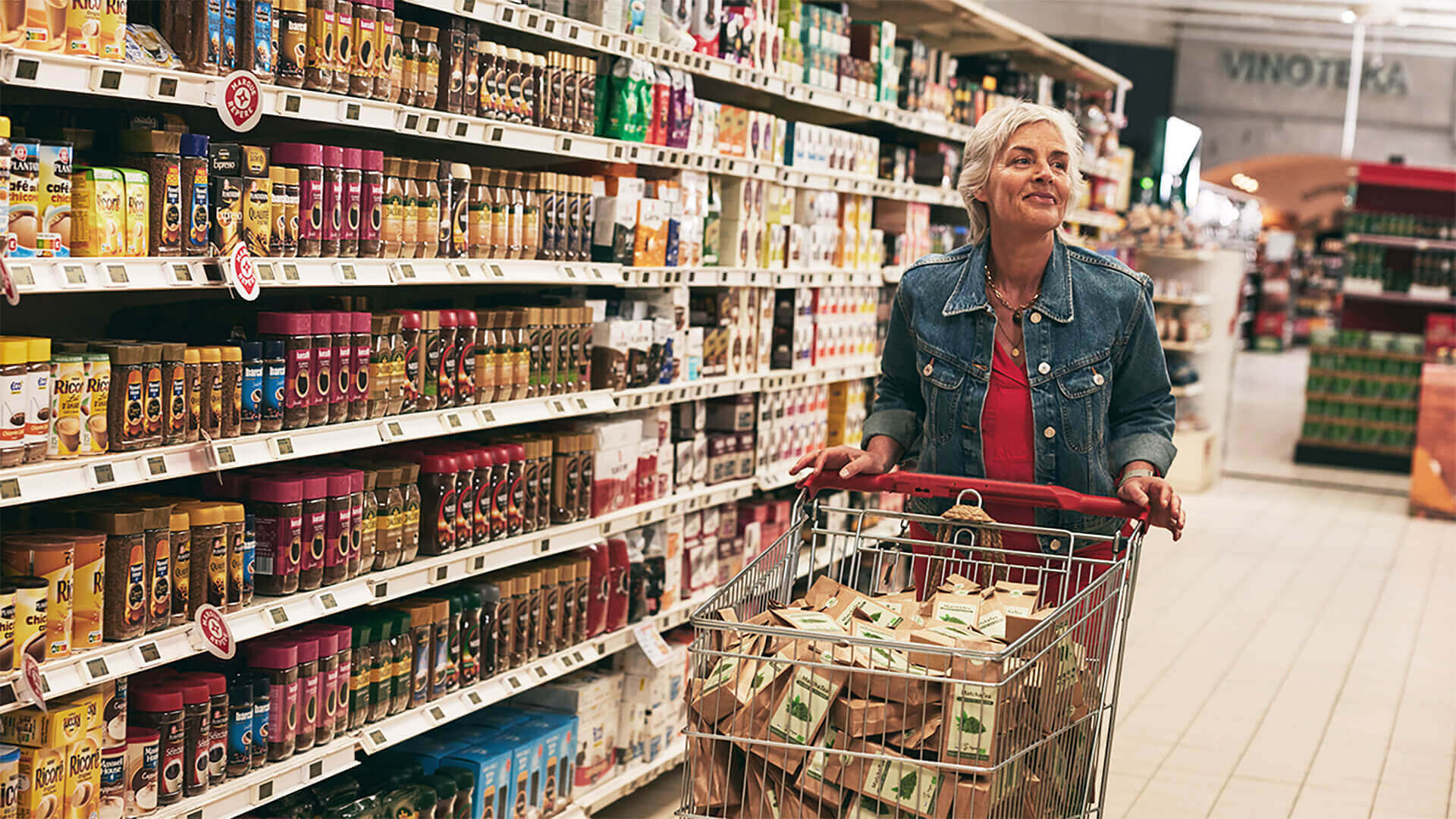 Eine Dame beim Einkauf im Supermarkt