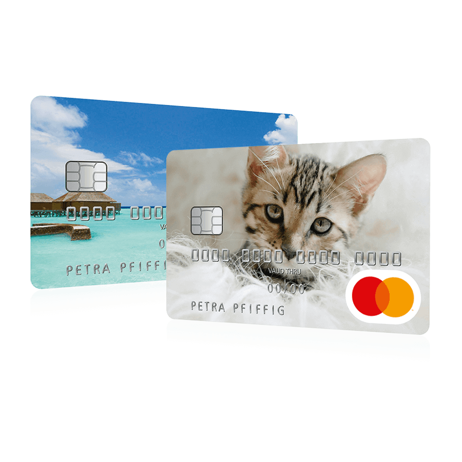 Zwei Mastercards mit Strand- und Katzenmotiv