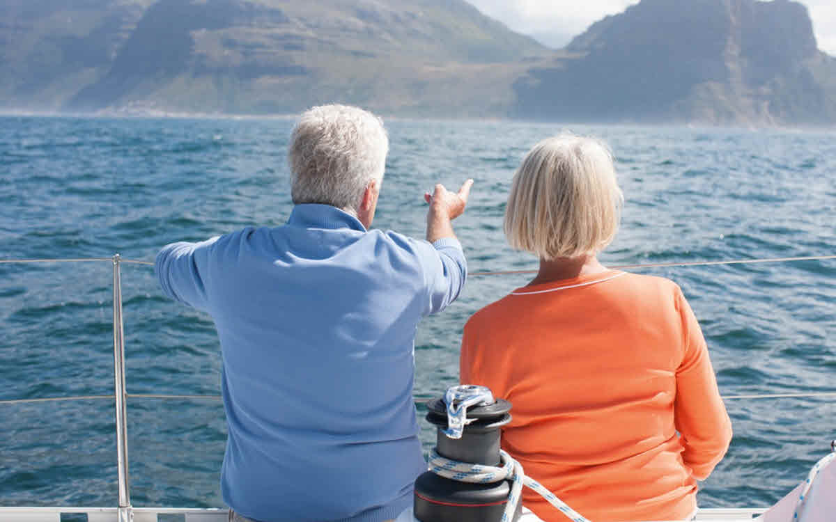 Älteres Ehepaar schaut auf Meer