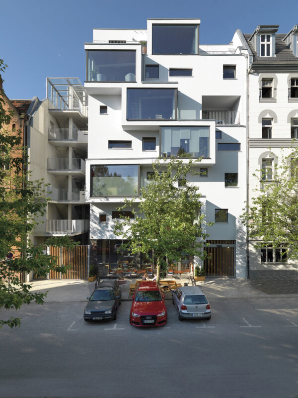 <p>Sieht gar nicht nach Holzbau aus, ist es aber: Mehrfamilienhaus in Berlin<br> Bild Nr. 6280, Quelle: Kaden Klingbeil Architekten/Foto: Bernd Borchardt/BHW Bausparkasse</p>