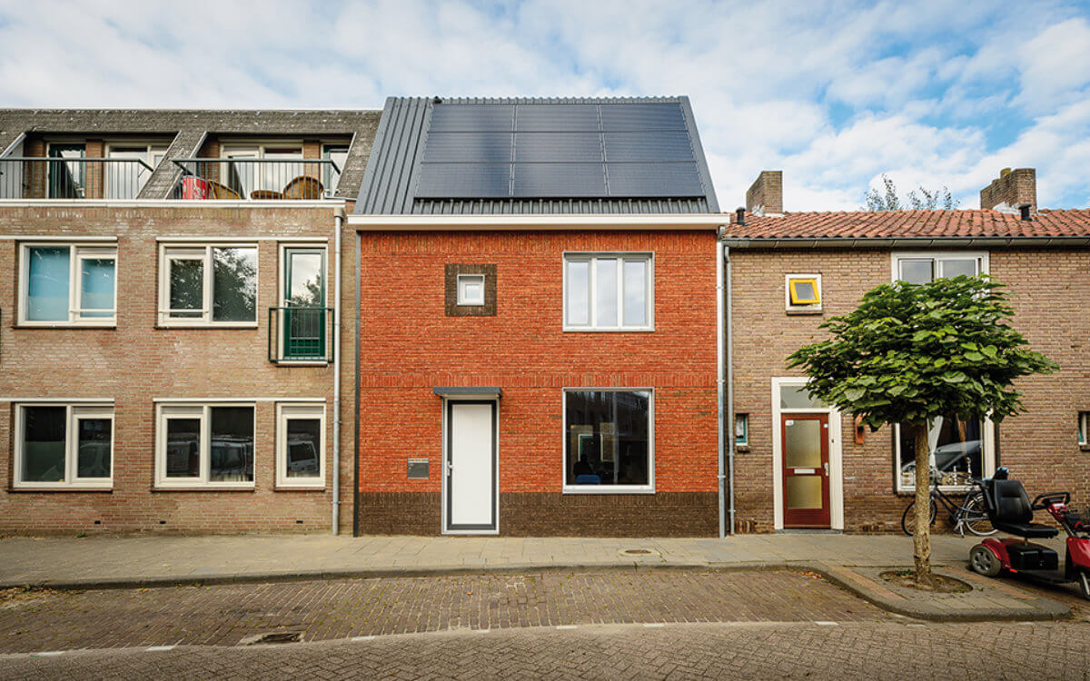 In nur zehn Tagen zum Nullenergiehaus: von „Energiesprong“ saniertes Einfamilienhaus im niederländischen Tilburg