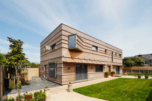 Moderne Architektur, altbewährter Baustoff: Die Fassade dieses Hauses ist mit naturbelassenem Holz verschalt Bild Nr. 6286, Quelle: Baufritz/BHW Bausparkasse