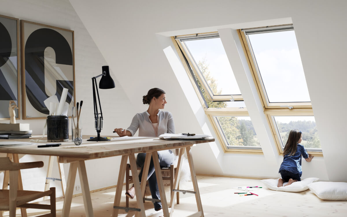 Schöne Aussichten: Durch große Dachfenster fällt extra viel Licht ins Homeoffice