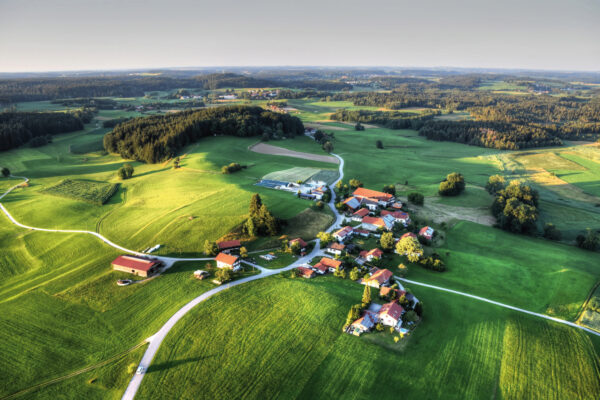 Aussichtsreiche Land-Lage: frische Luft und viel Bewegungsfreiheit Bild Nr. 6384, Quelle: TRFilm, 210478185. Adobe Stock/BHW Bausparkasse