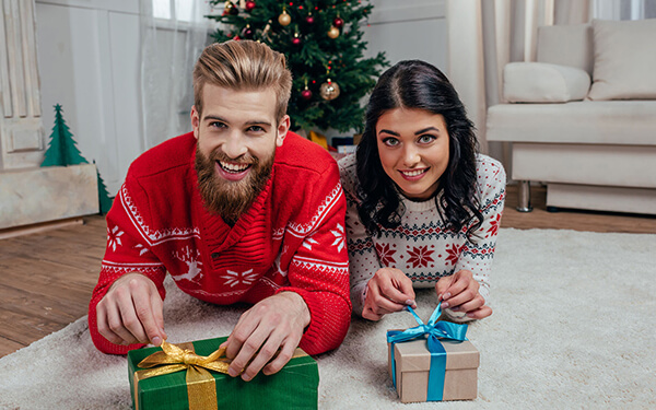 Geldgeschenke unterm Weihnachtsbaum sind vor allem bei jungen Menschen gern gesehen Bild Nr. 1494, Quelle: Postbank © AlexNazaruk