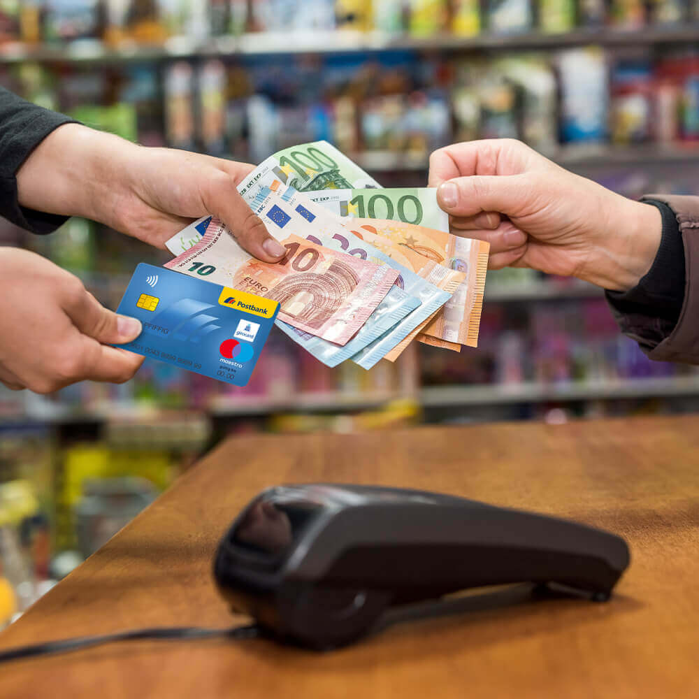 Geld abheben beim Einkaufen und Tanken – wo ist das möglich?