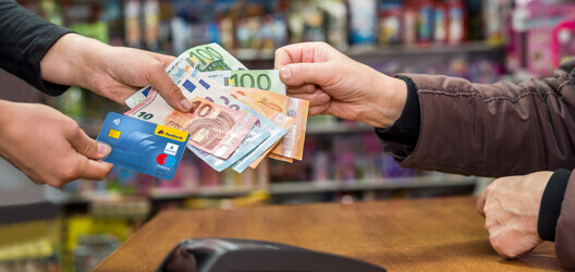 Bargeld abheben: im Einzelhandel & bei Tankstellen